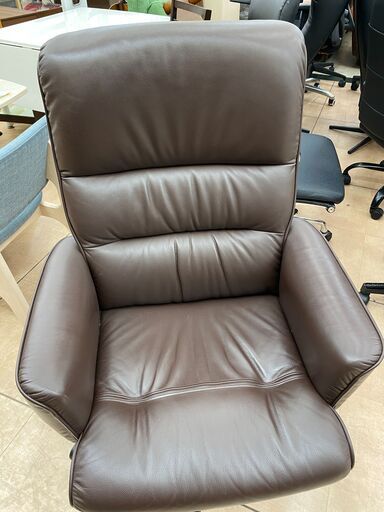 karimoku（カリモク）の本革張デスクチェア