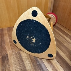 ゆらゆら揺れるスツールチェアの画像