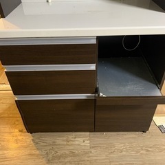 売約済みです。食器棚　ユーズド　無料　上下分割可能で輸送は楽です。の画像