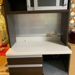 売約済みです。食器棚　ユーズド　無料　上下分割可能で輸送は楽です。の画像