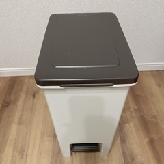 ゴミ箱　ブラウンの画像