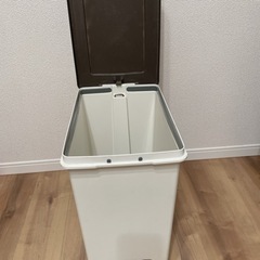 ゴミ箱　ブラウンの画像