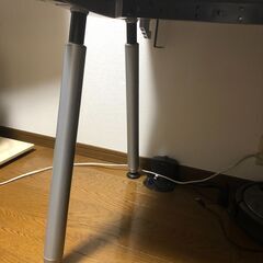 広いデスク１台　デスク下収納　マグネットゴミ箱（椅子はありません）の画像