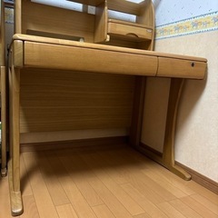 ヒカリサンデスク　学習机　鍵付き引き出し、デスクライトありの画像