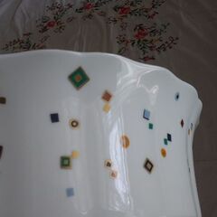 ◆【サラダボウル】　　《 BONE  CHINA   /  NARUMI JAPAN  》 ※金彩ラインと、金彩入り模様が美しい。♪の画像
