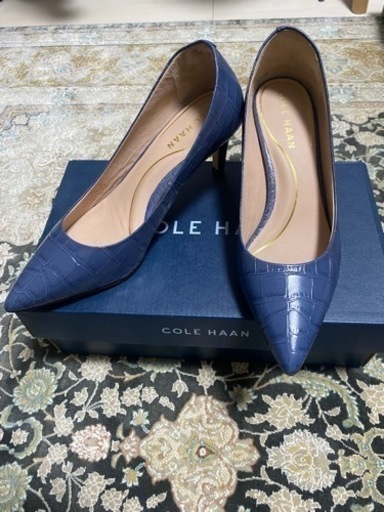 COLE HAAN ネイビー型押しパンプス　定価40,000円