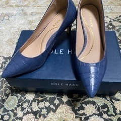 COLE HAAN ネイビー型押しパンプス　定価40,000円の画像