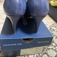 COLE HAAN ネイビー型押しパンプス　定価40,000円の画像