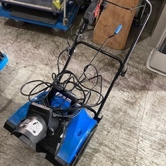 軽い雪ならバンバン飛ばせます　除雪機　電動