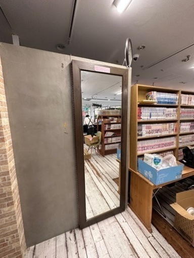 店内備品ミラー付きドア