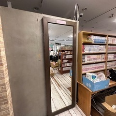 店内備品ミラー付きドア