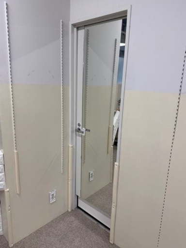 店内備品ミラー付きドア