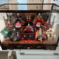 ケースに入った雛人形
