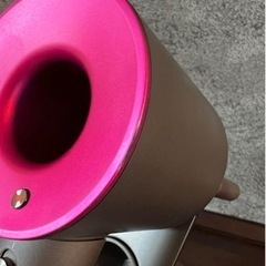Dysonヘアドライヤー浮毛抑制ツール、スタンド付きの画像
