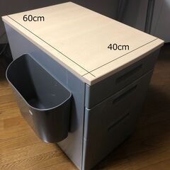 広いデスク１台　デスク下収納　マグネットゴミ箱（椅子はありません）の画像