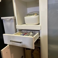 白の食器棚の画像