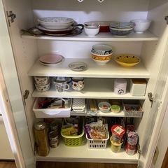 白の食器棚の画像