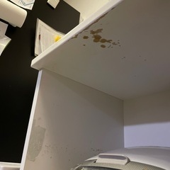 白の食器棚の画像