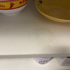 白の食器棚の画像