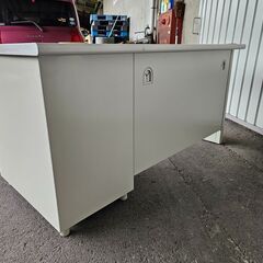 【お買い上げありがとうございました】業務用　机　スチール机　サイズ約140×70高さ70.5cm 　ek-260gedの画像