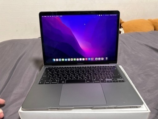 M1 MacBook Airです。シルバーです。