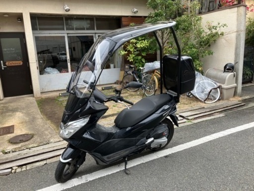 ホンダPCX125cc、ルーフ付き。
