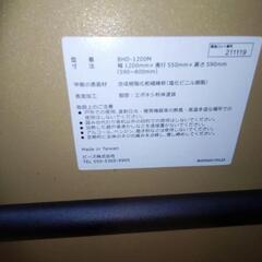お話し中　Ｂａｕｈｕｔｔｅのディスク　パソコンディスクとして　勉強机としての画像