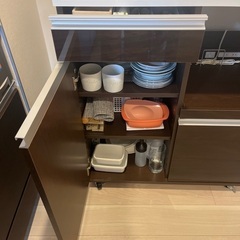 食器棚　収納棚　可動式　コンセントあり　ダークブラウンの画像
