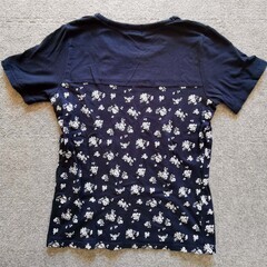 綿95％Tシャツ　ネイビー・花柄　Mサイズ　レディースの画像