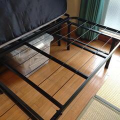 セミダブルマットレス、折りたたみ式ベッドフレームの画像