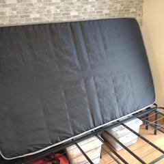 セミダブルマットレス、折りたたみ式ベッドフレームの画像