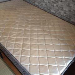 セミダブルマットレス、折りたたみ式ベッドフレームの画像