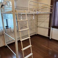 パイプのロフトベッド