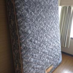 ダブルベッドのマットレスの画像