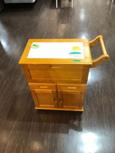 タオル掛けも付いた天然木キッチンワゴン