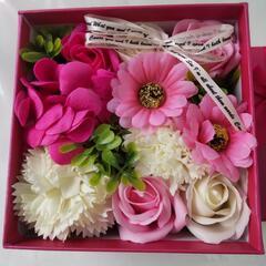お花（造花）の箱詰めの画像