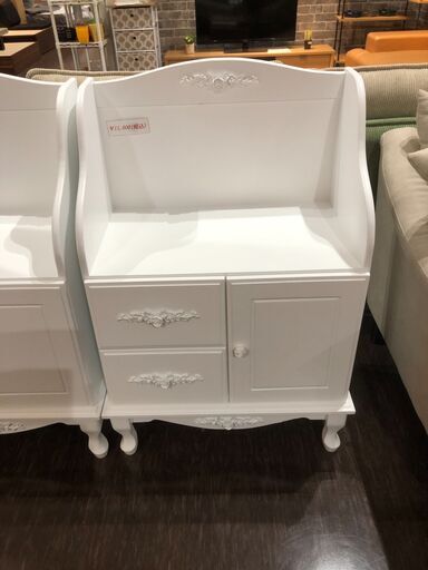 ピュアホワイト　アンティーク飾り家具