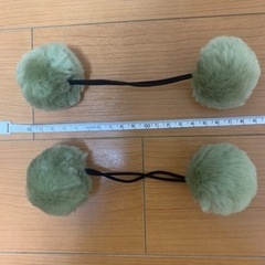 ヘアゴム　カーキ　ぽんぽんの画像