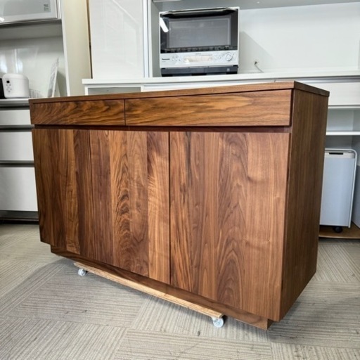 【超美品‼️】定価204,750円♪ 府中家具 ウォールナット無垢材 130cm幅サイドボード カウンター キャビネット 収納家具 木製ブラウン♪