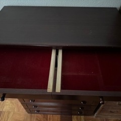 赤茶色の8段タンスの画像