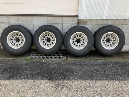 【4月末で出品終了予定】スタッドレスタイヤ(ランクル80に付いてました)