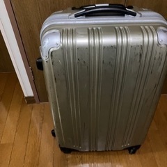 スーツケース差し上げます。