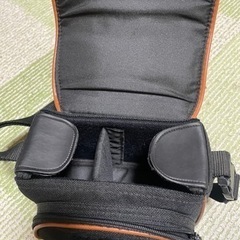 コンパクトカメラ　ショルダーバッグの画像