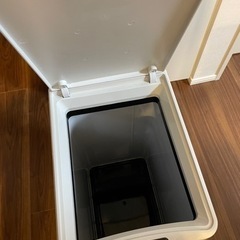 自動開閉ゴミ箱の画像