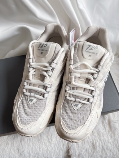ニューバランス 725  新品　23.5 ホワイトクリーム系スニーカー　靴　NEW Balance
