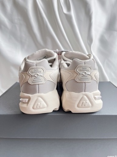 ニューバランス 725  新品　23.5 ホワイトクリーム系スニーカー　靴　NEW Balance