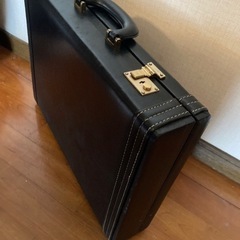 アタッシュケース だいぶ古いですの画像