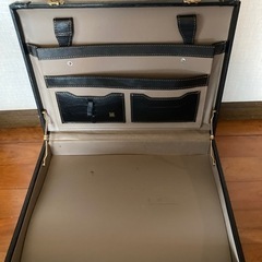 アタッシュケース だいぶ古いですの画像