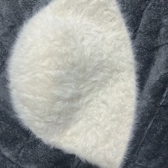 ファー、パール付きバケットハットの画像