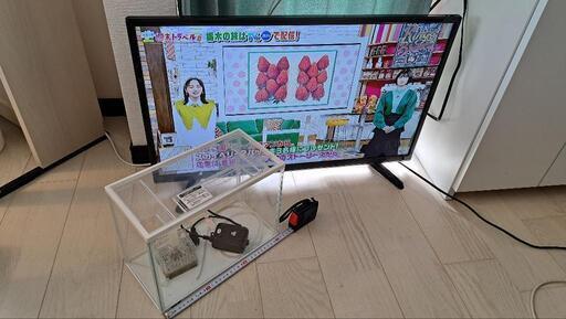 32インチテレビと小型水槽のセット